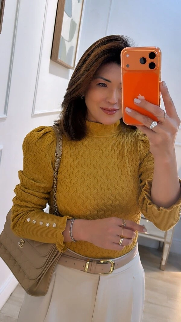 Blusa Tricot Nervuras Entrelaçadas Cindy Botões Nos Punhos