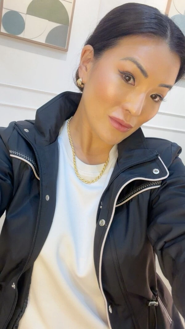 Brinco Ear Cuff Argolas Assimétricas Em Virgula Detalhe Cravejado Em Strass