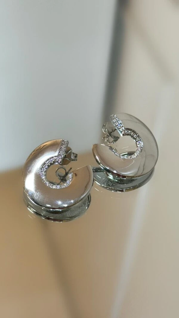 Brinco Meio Circulo Vazado Com Detalhe Em Strass