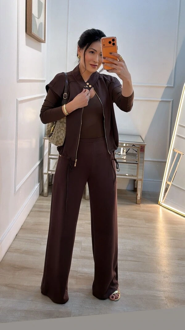 Calça Pantalona Gabriela Bolsos Laterais Detalhe Botão Dourado
