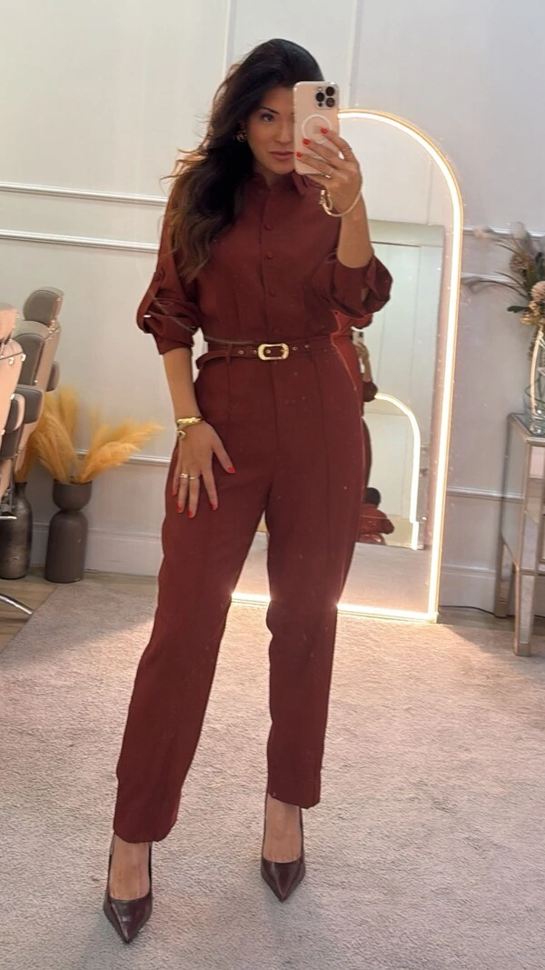 Macacão Twill Duda Gola Com Recortes E Cinto Com Fivela Dourada