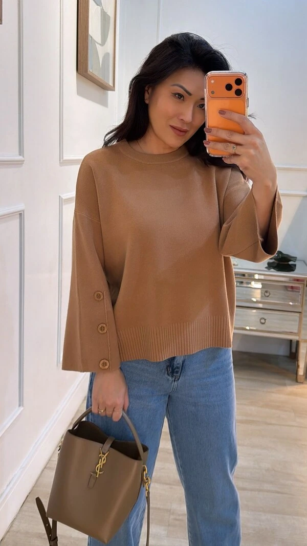 Blusa Tricot Amplo Raissa Nervura E Botões Resinados Nos Punhos