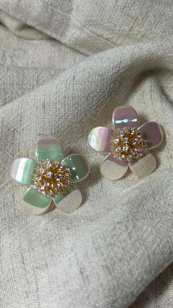 Brinco Flor Média Madrepérola Com Strass