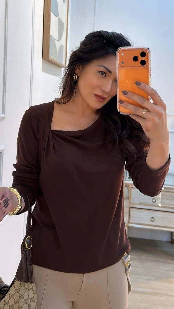 Blusa Decote Assimétrico Brooke Mangas Longas