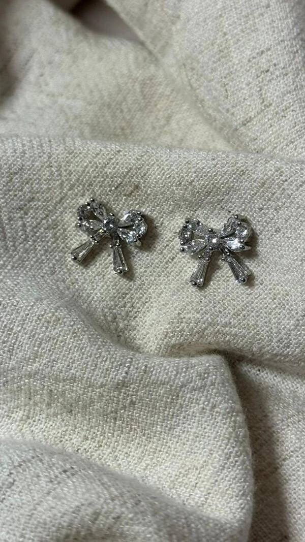 Brinco Pequeno Laço Cravejado