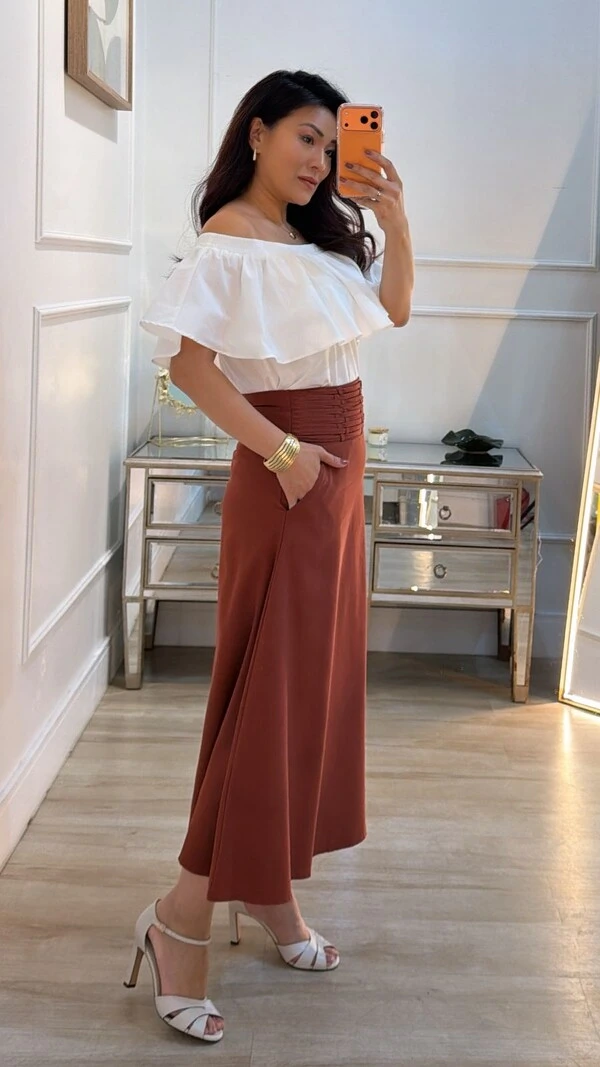 Blusa Ombro À Ombro Clara Detalhe Sobreposição