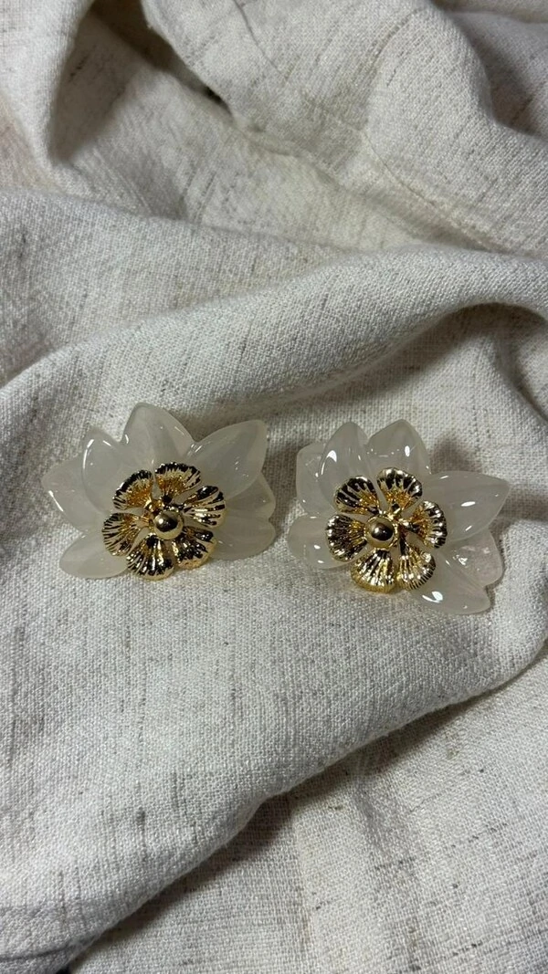 Brinco Flor Dupla Resinada Com Detalhe Dourado