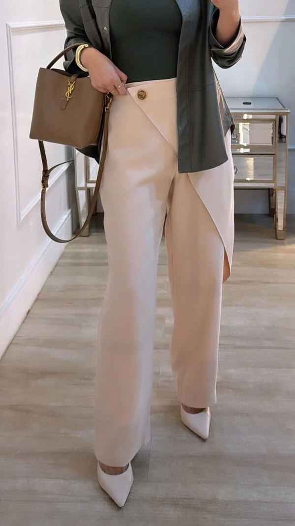 Calça Twill Sophia Detalhe De Sobreposição Transpassada Com Botão Resinado