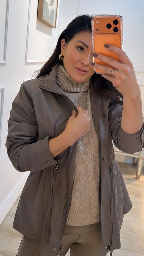 Parka Casaco Amora Ombros E Bolsos Com Detalhe Texturizado