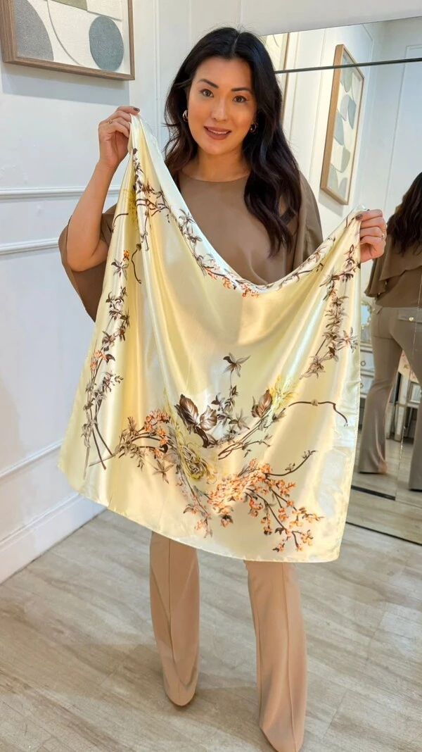 Lenço Acetinado Com Flores E Folhagens