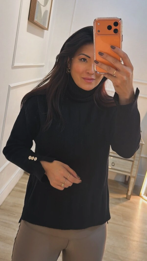 Blusa Ampla Tricot Gola Rolê Maisa Botões Dourados Nos Punhos