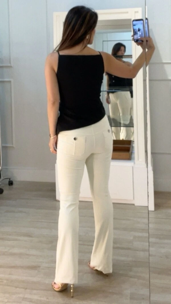 Calça Flare Sabrina Bolsos Posteriores Com Fechamento Por Botão Prata