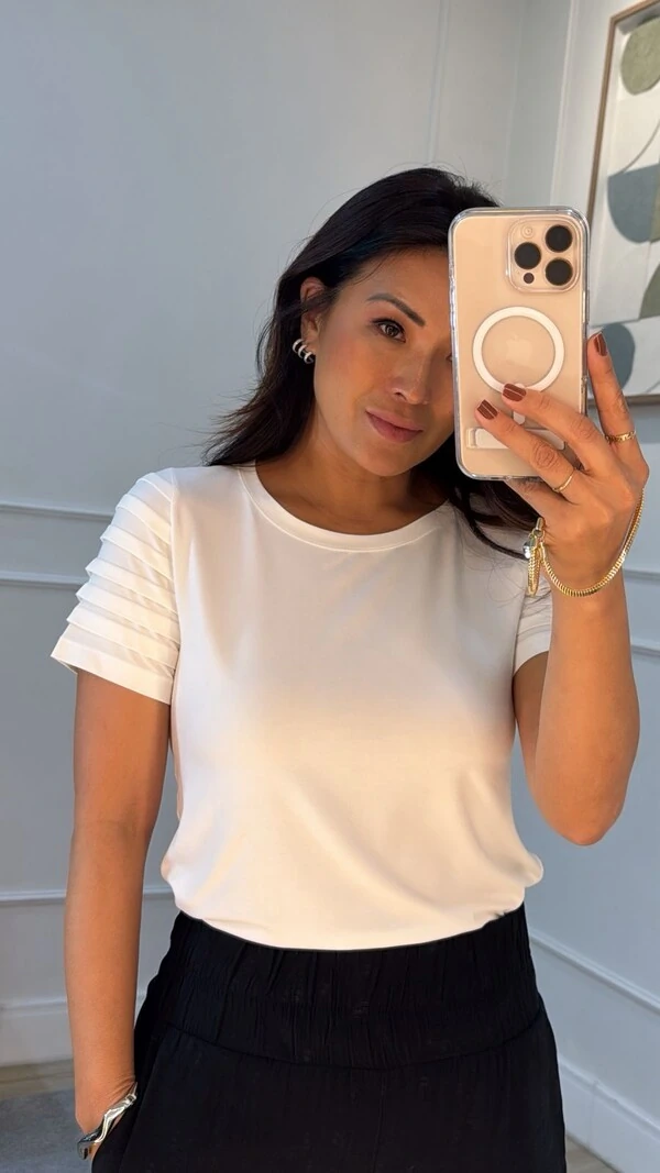Blusa De Malha Fabricia Mangas Curtas Com Recortes