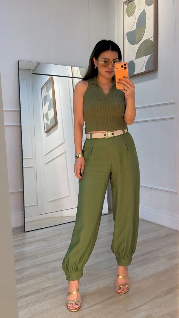 Calça Cenoura Pregas Frontais Victoria Detalhe Botão Forrado No Barrado