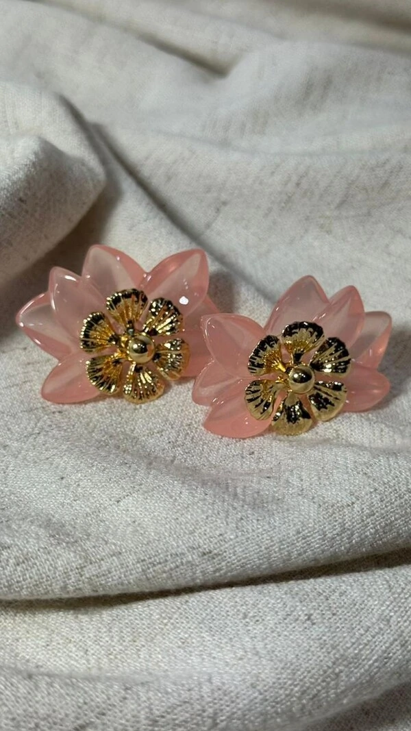 Brinco Flor Dupla Resinada Com Detalhe Dourado