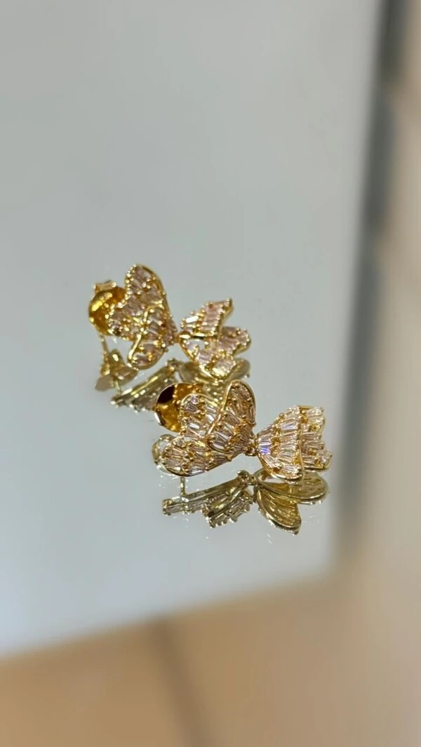 Brinco Borboleta Média Maleável Cravejado Em Strass