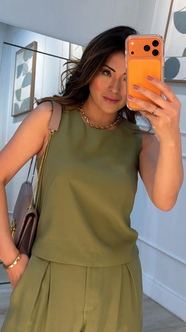 Blusa Regata Sarah Botões Forrados No Ombro