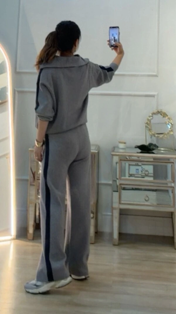 Suéter Tricot Gola Alta Com Zíper Prata Carol Faixa Nas Mangas E Ombros