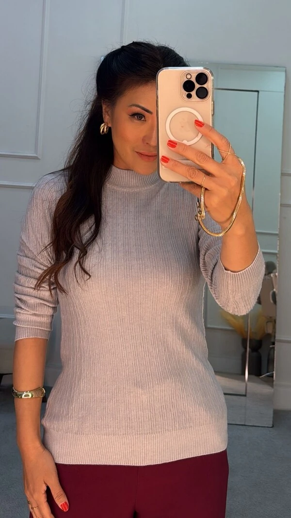 Blusa Tricot Nervuras Verticais Roberta Gola Alta Canelada