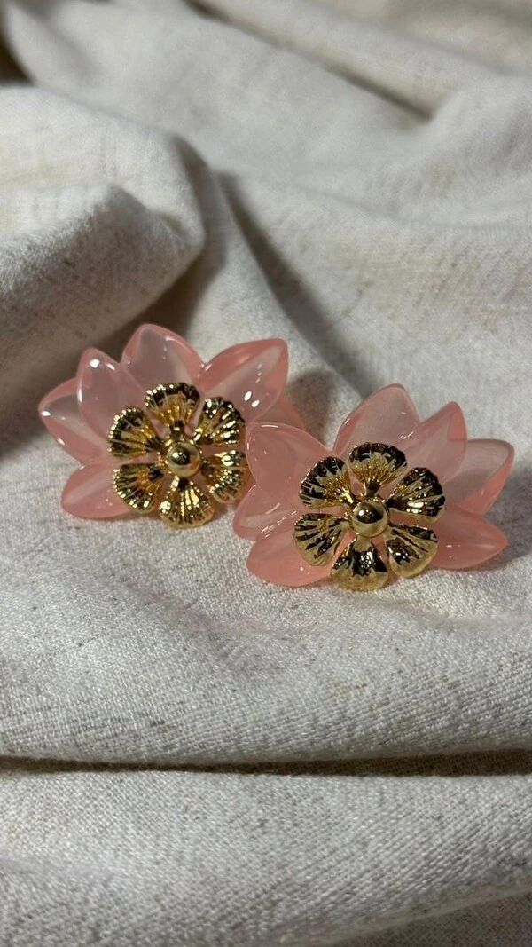 Brinco Flor Dupla Resinada Com Detalhe Dourado