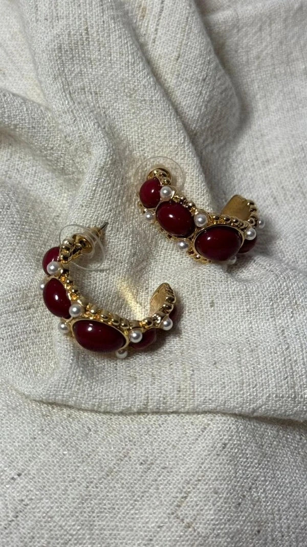 Brinco Argola Média Com Bolotas Resinadas E Mini Pérolas