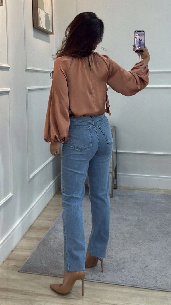 Blusa Gola Alta Acetinada Emilly Mangas Bufantes Detalhe De Babado