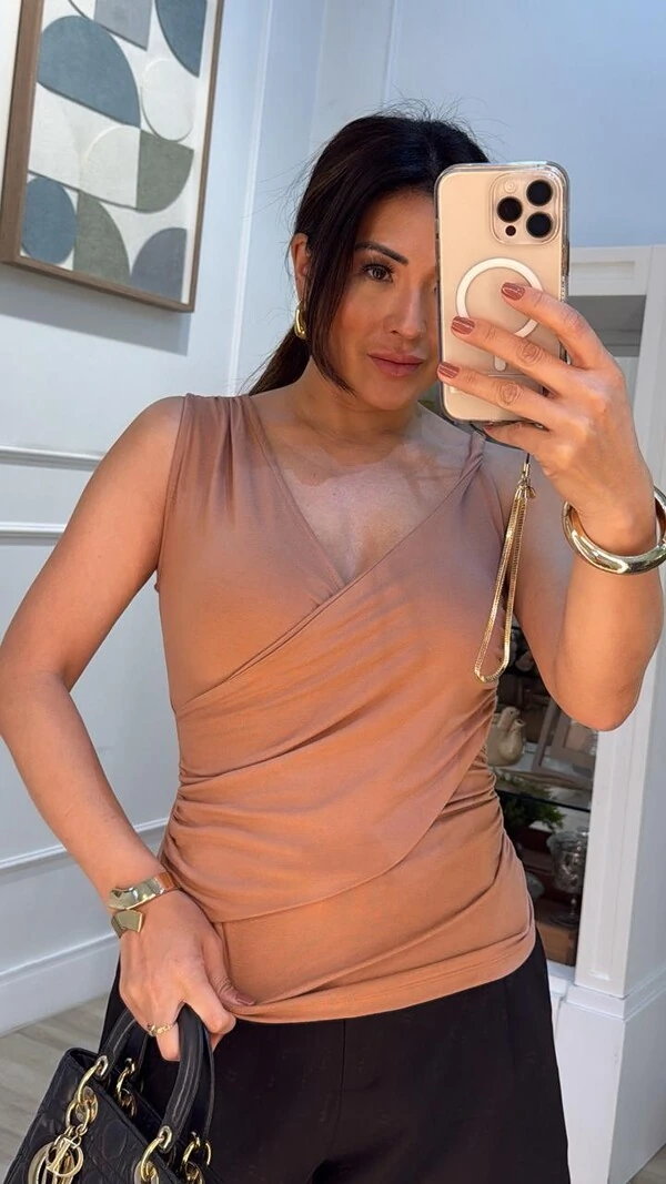 Blusa Regata Malha Decote V Transpassado Kaylla Alça Torcida