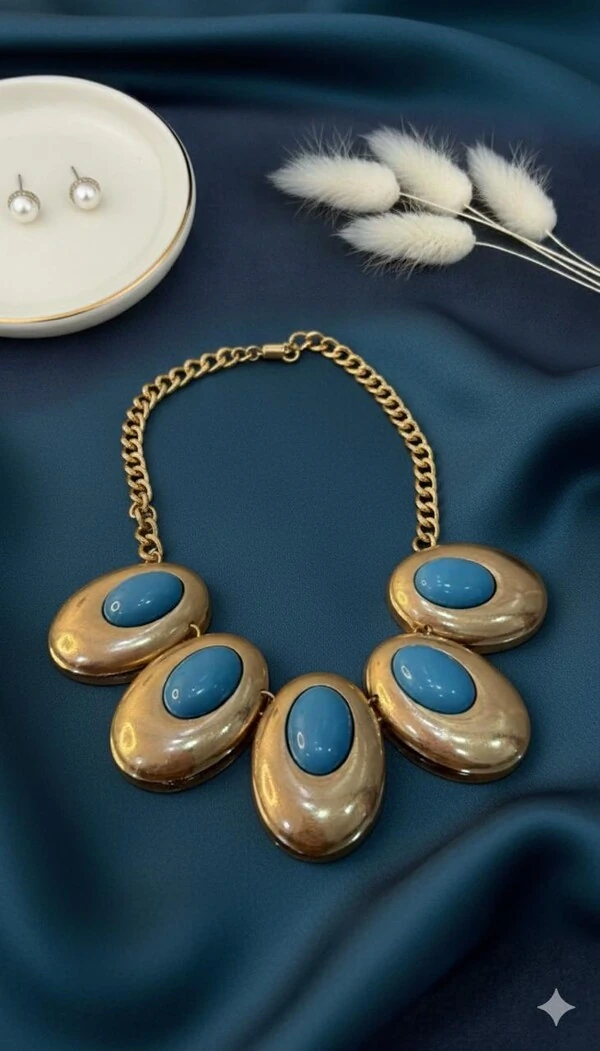 Colar Dourado Com Pingentes Ovais Detalhe Resinado