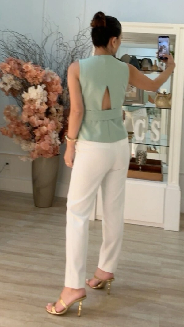 Colete Alfaiataria Cavado Yandra Recorte Vazado Triangular Posterior E Cinto Faixa Pespontada