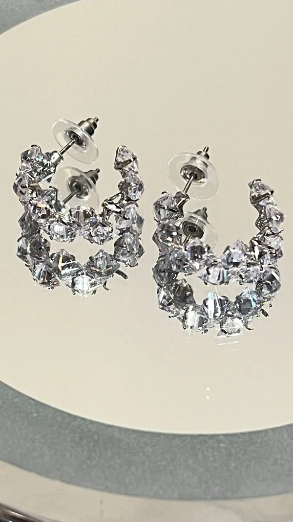 Brinco De Argola Cravejado Em Strass