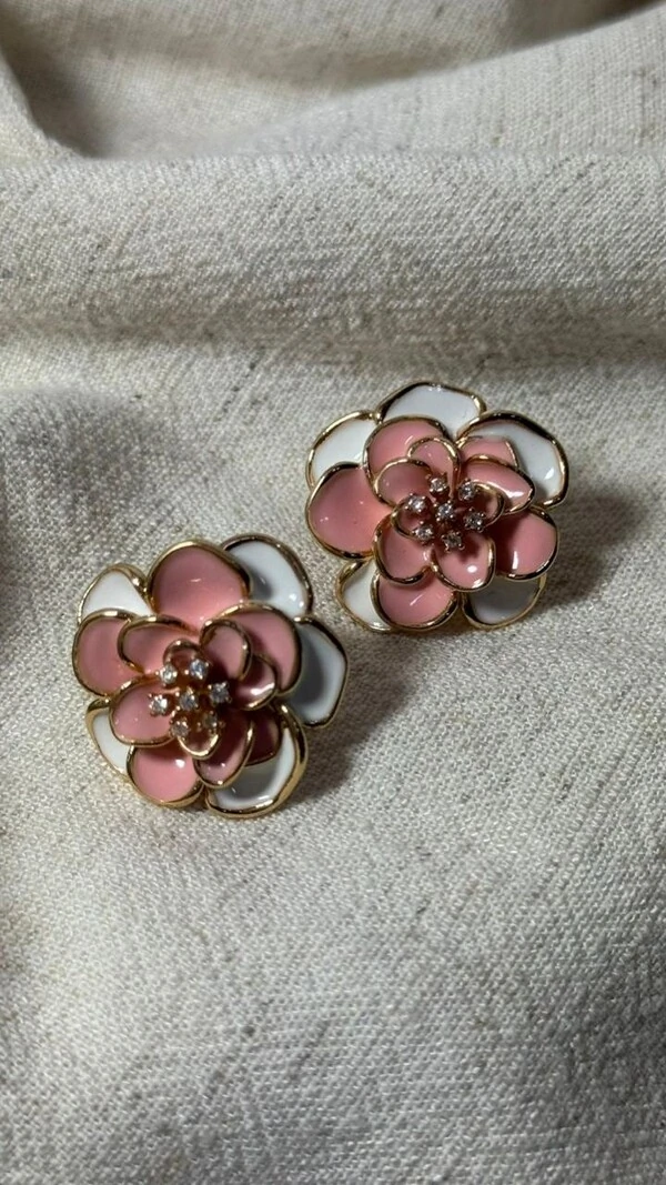 Brinco Média Flor Bicolor Miolo Strass