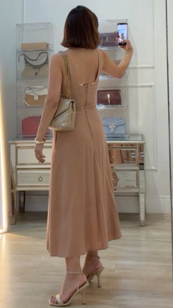 Vestido Midi Decote V Victoria Recorte Vazado Lateral
