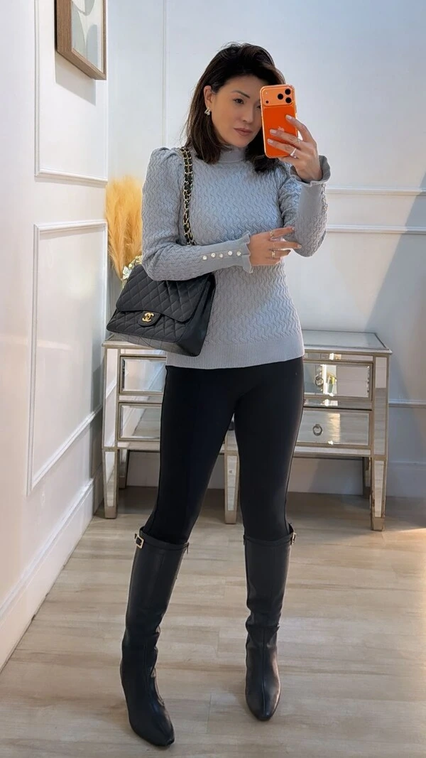 Blusa Tricot Nervuras Entrelaçadas Cindy Botões Nos Punhos