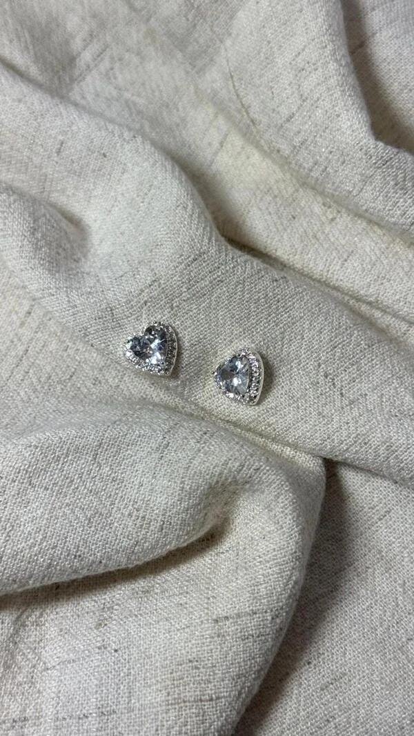 Brinco Pequeno Coração Cravejado Com Strass