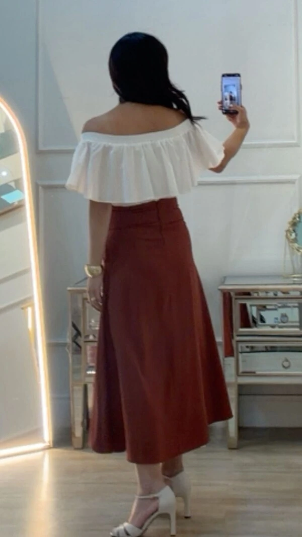 Blusa Ombro À Ombro Clara Detalhe Sobreposição