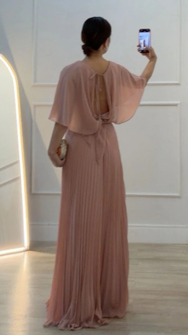 Vestido Longo Crepe Plissado Manga Capa Michelle Com Cinto Faixa