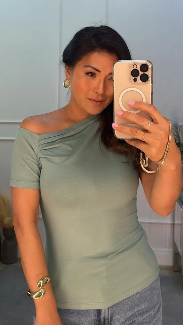 Blusa Malha Layla Ombro Vazado Detalhe Pregas