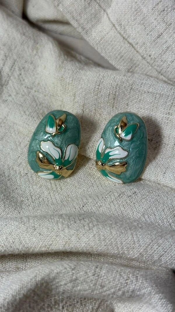 Brinco Oval Dourado Com Detalhe Texturizado De Flor