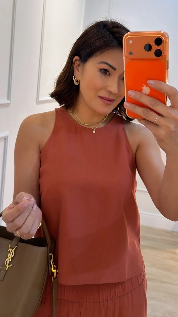 Blusa Regata Cavada Olga Recorte Vazado Posterior Com Botão Forrado