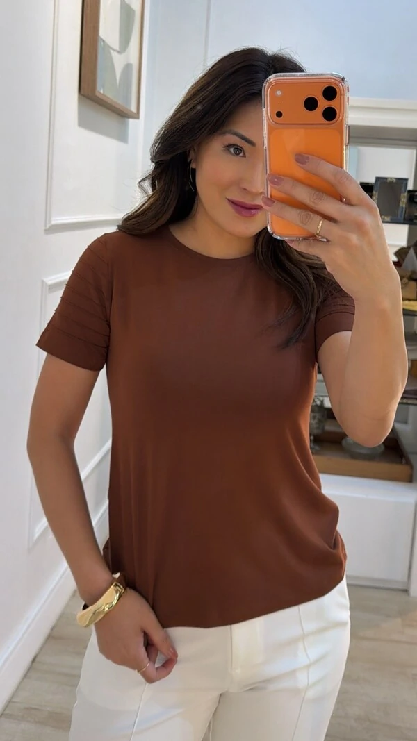 Blusa Malha Amanda Mangas Curtas com Nervuras em Relevo