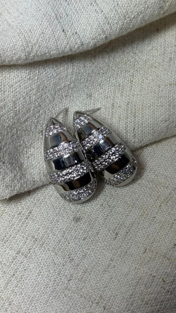 Brinco Gota Médio Com Texturas Cravejadas