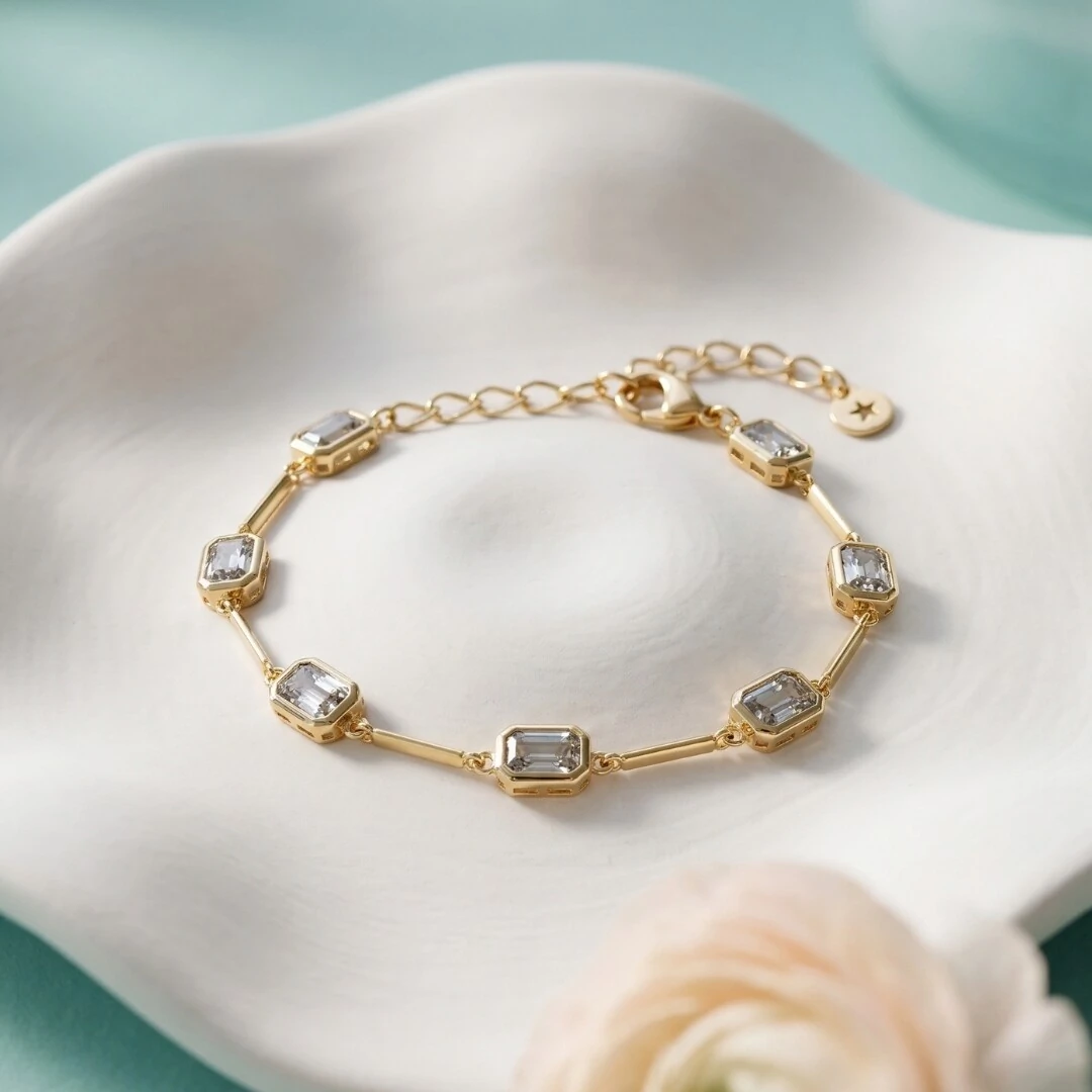 FotoPulseira Pedras Retangulares Intercaladas Cinza Fumê | Banho de Ouro 18k | 5x3mm | Regulável 18–20cm