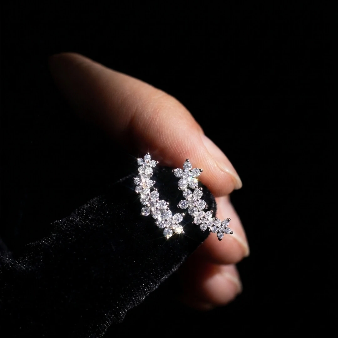 Foto Brinco Ear Cuff 4 Flores de Moissanite | Prata 925 com Ródio | 1,5 cm × 0,5 cm