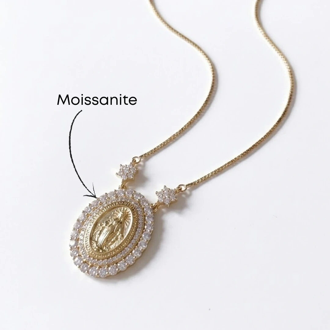 Foto Colar Nossa Senhora das Graças Moissanite Engaste Dourado Corrente Regulável Prata com Banho de Ouro