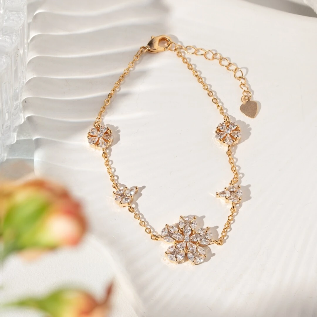 FotoPulseira Flor de Zircônias Banho de Ouro 18K