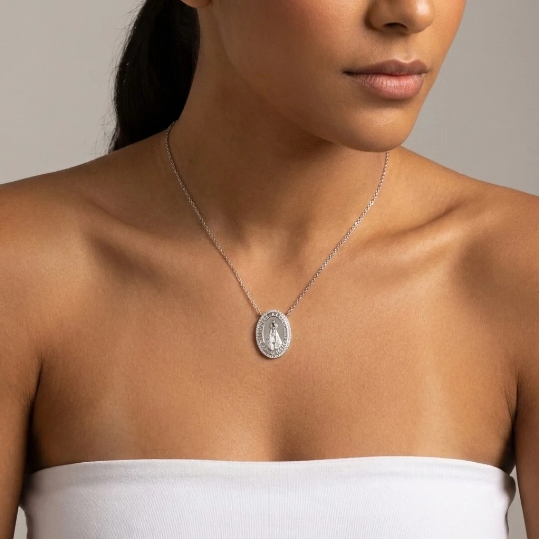 Foto Colar Oval Nossa Senhora Aparecida Uma Fileira de Moissanite Corrente Regulável Prata com Banho de R