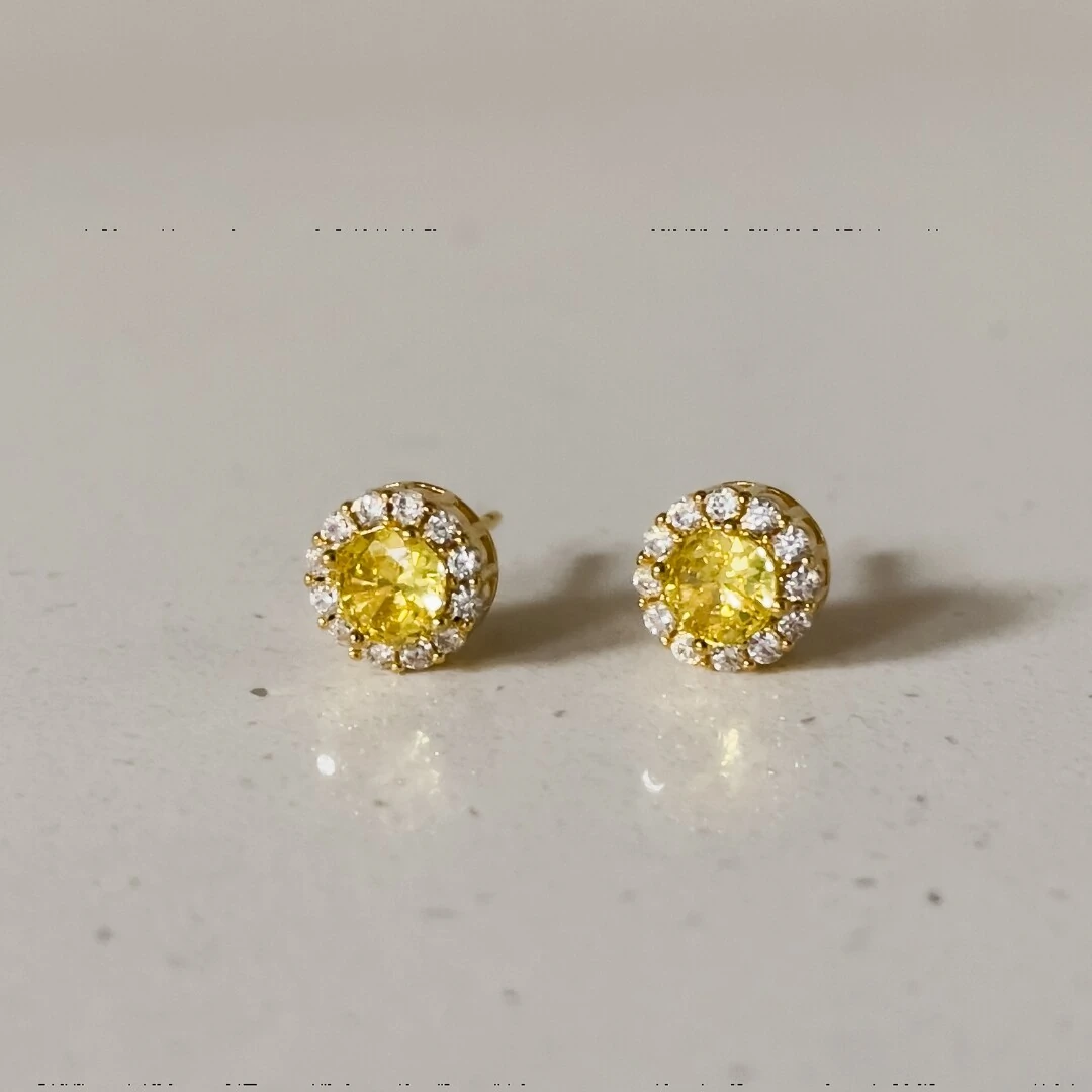 FotoBrinco Ponto de Luz Zircônia Citrino e Cravação ao Redor Prata com Banho 18 K