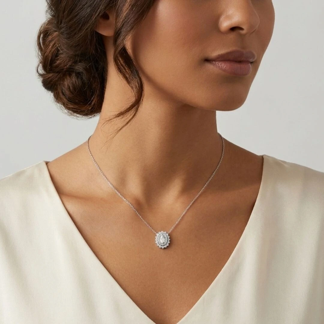 Foto Colar Nossa Senhora Aparecida Moissanite Corrente Regulável Prata com Banho de Ródio