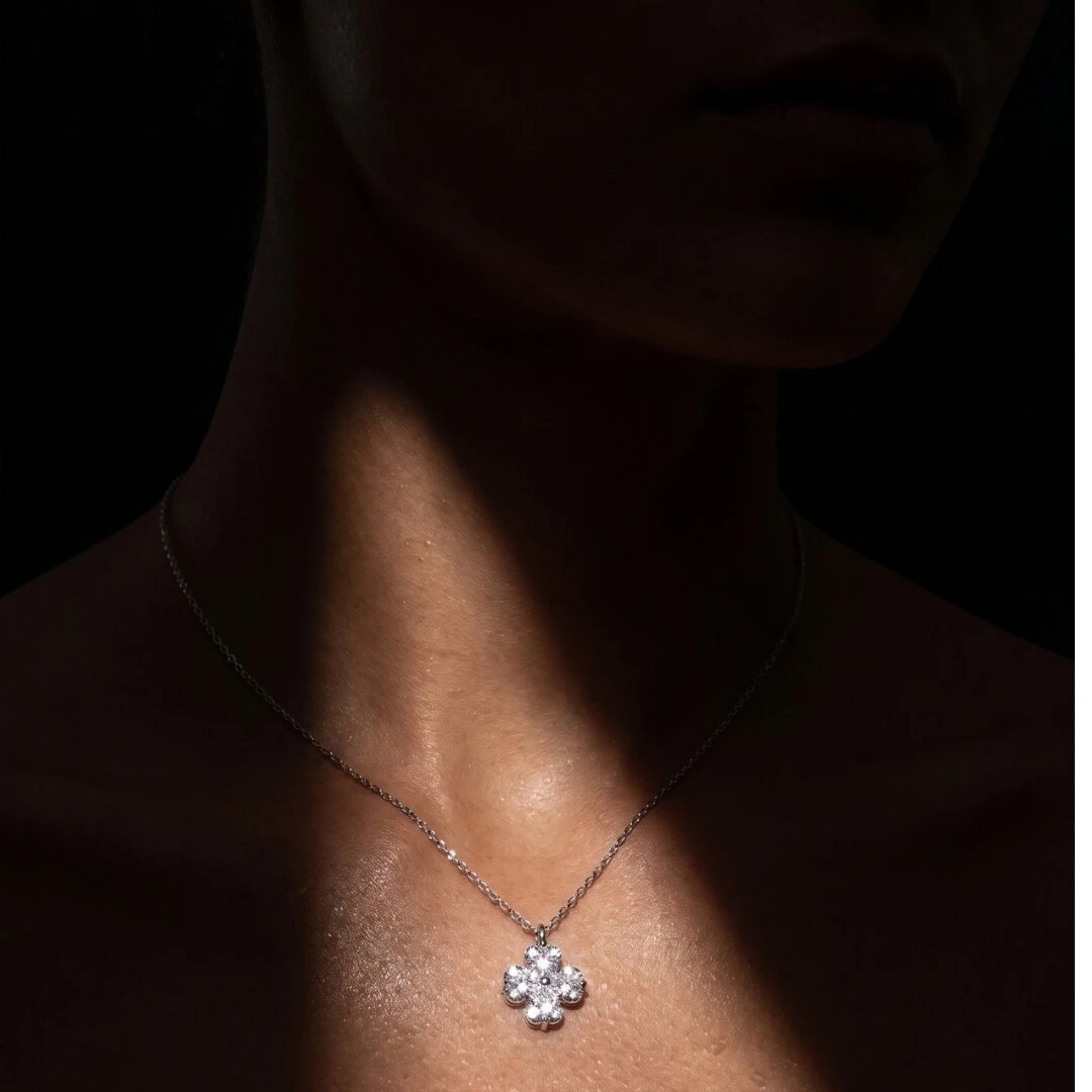 Foto Colar Pingente Trevo com Moissanites | Prata 925 com Ródio | 0,4 cm | 1,2 ct | 40–45 cm
