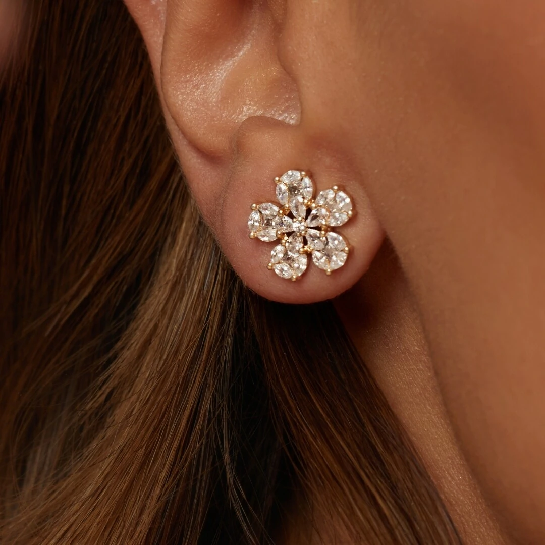 FotoBrinco Flor de Zircônias Banho de Ouro 18K